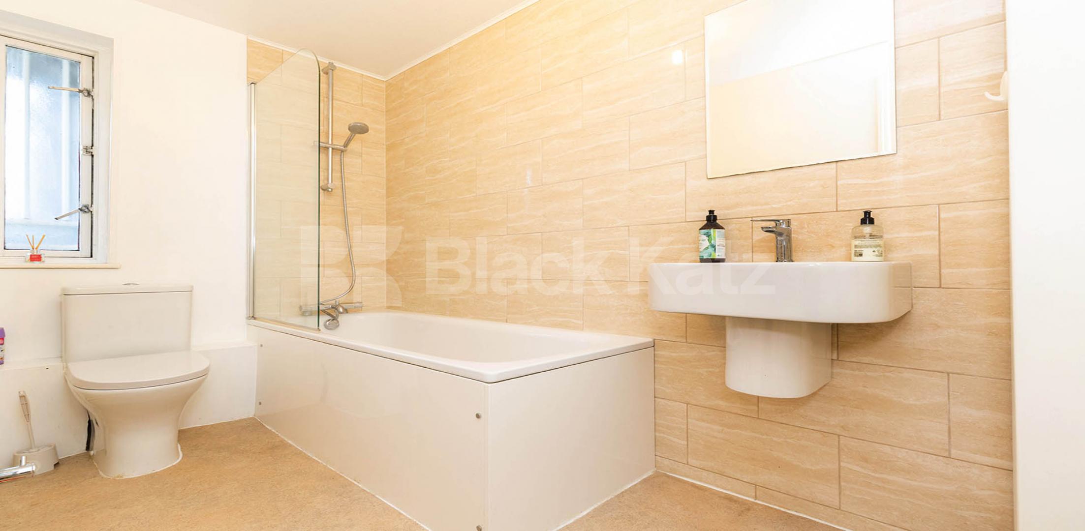 			GARDEN FLAT!, 1 Bedroom, 1 bath, 1 reception Flat			 Barker Drive, Camden